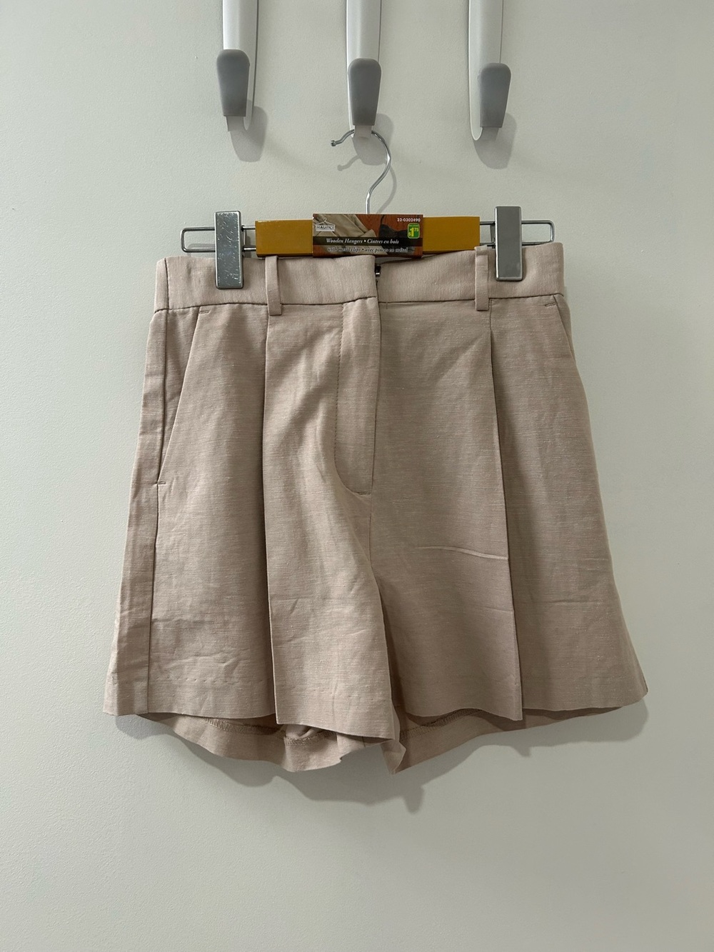 HM  Linen Blend Pleated Shorts
Brand new 
Never Worn